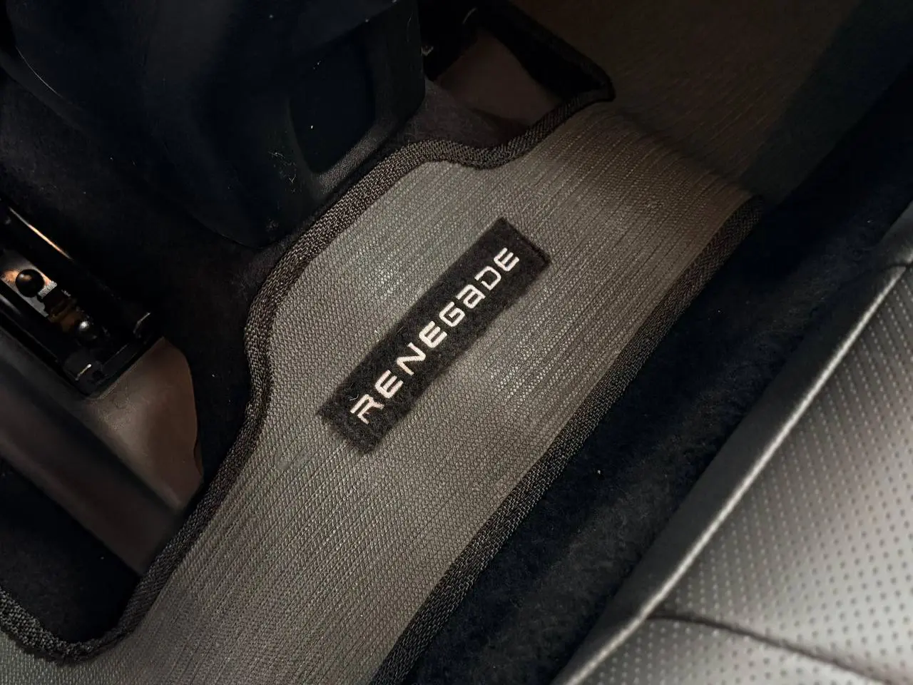 JEEP RENEGADE SPORT 1.8 AUTOMÁTICO FLEX 2020 - Imagem 19